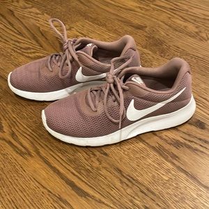 Women’s Nike Tajun in Mauve/White - size 9.5